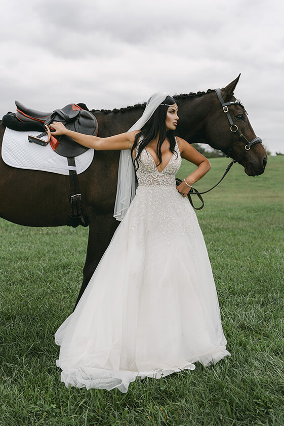 bride posing with her horse